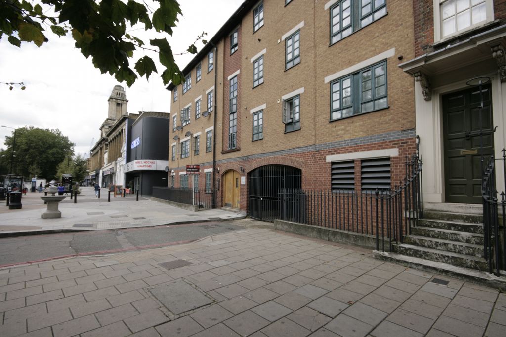 Property photo 1 of 4 2 Bedroom Flat  (No Lounge) Close To Whitechapel And Stepney Green Stations.