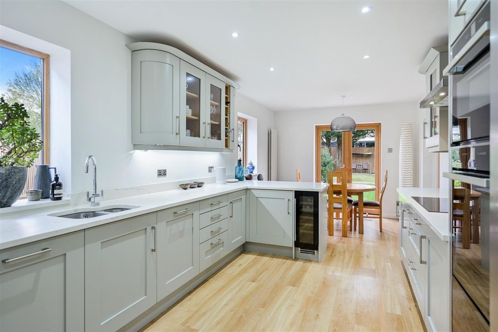 Property photo 2 of 25 Chantry Hurst (18).Jpg