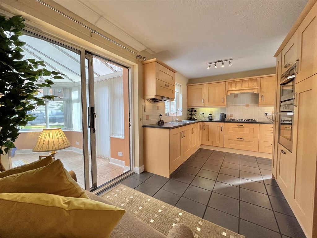 Property photo 2 of 20 Breakfast Kitchen