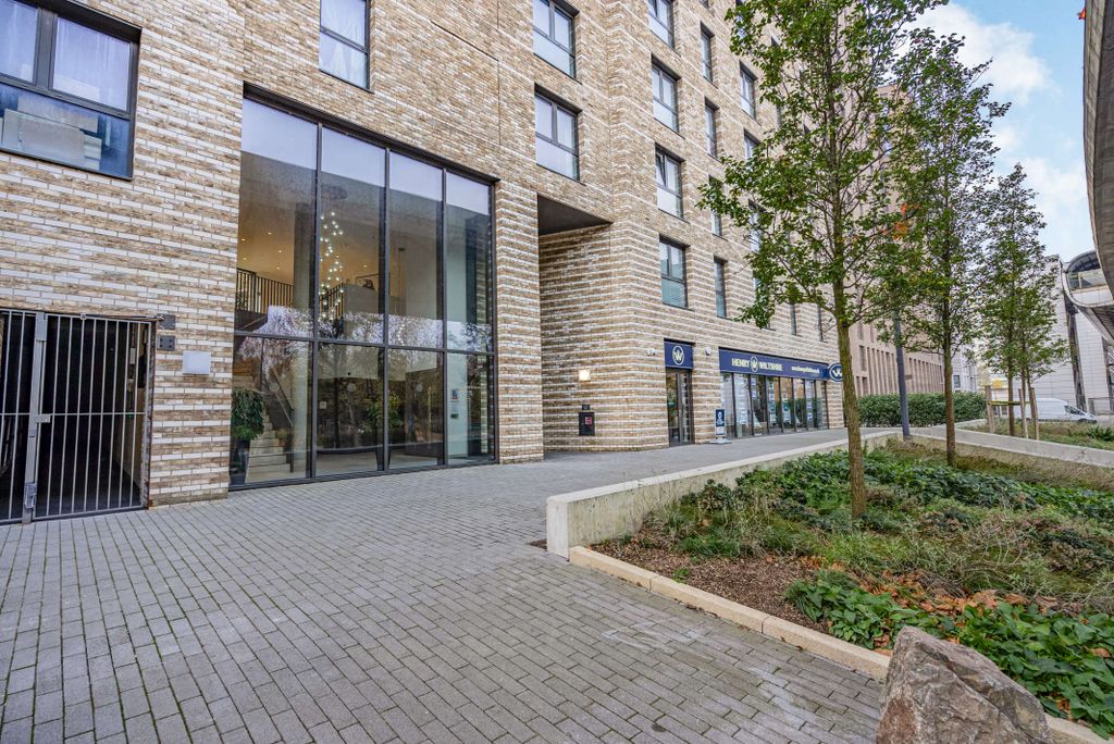 Property photo 2 of 12 8485216-Exterior12-800