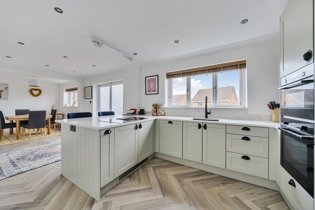 Property photo 2 of 21 141899921699F2080Bb636