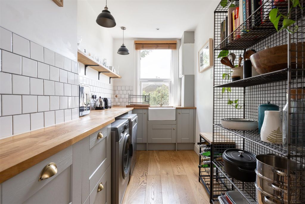 Property photo 3 of 27 Richmond Road, E11