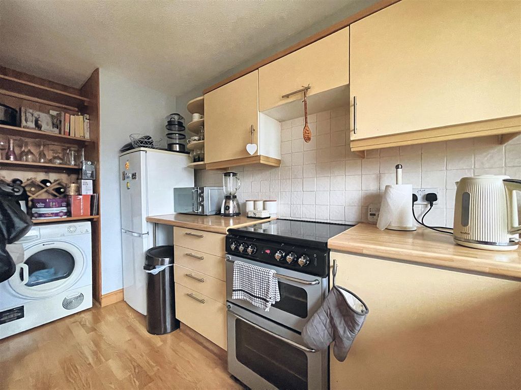 Property photo 2 of 10 Kitchen