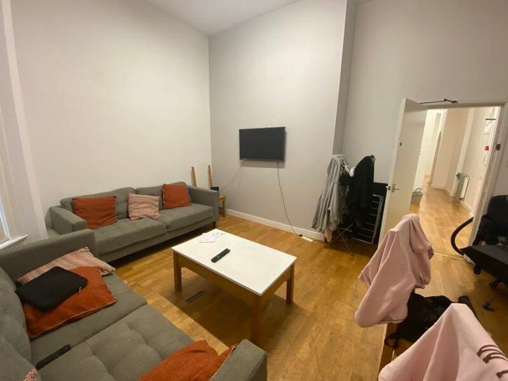 Property photo 1 of 8 A Spacious And Well-Lit Modern Living Room Perfect...