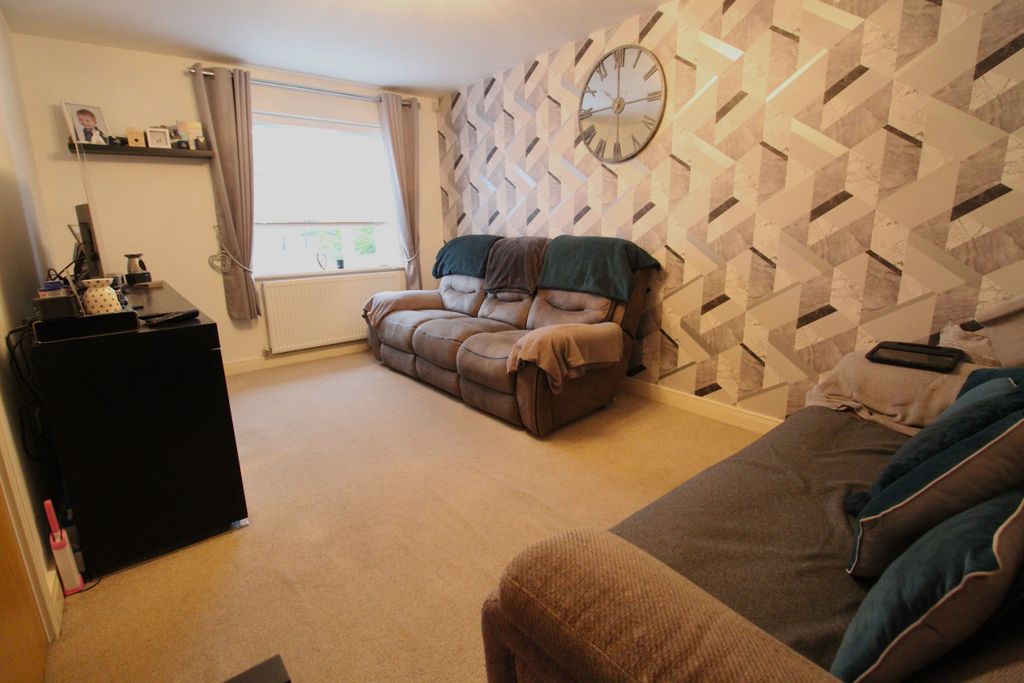 Property photo 3 of 16 Lounge