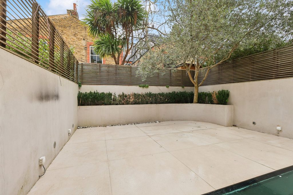 Property photo 3 of 20 Patio Garden