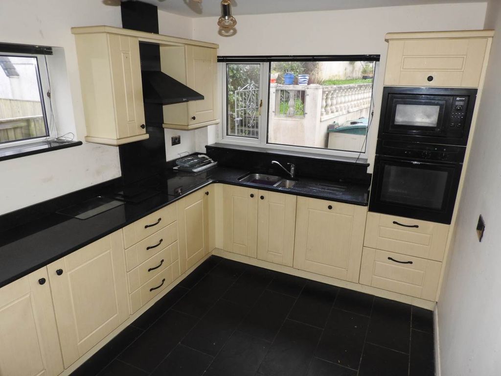 Property photo 1 of 8 Kitchen