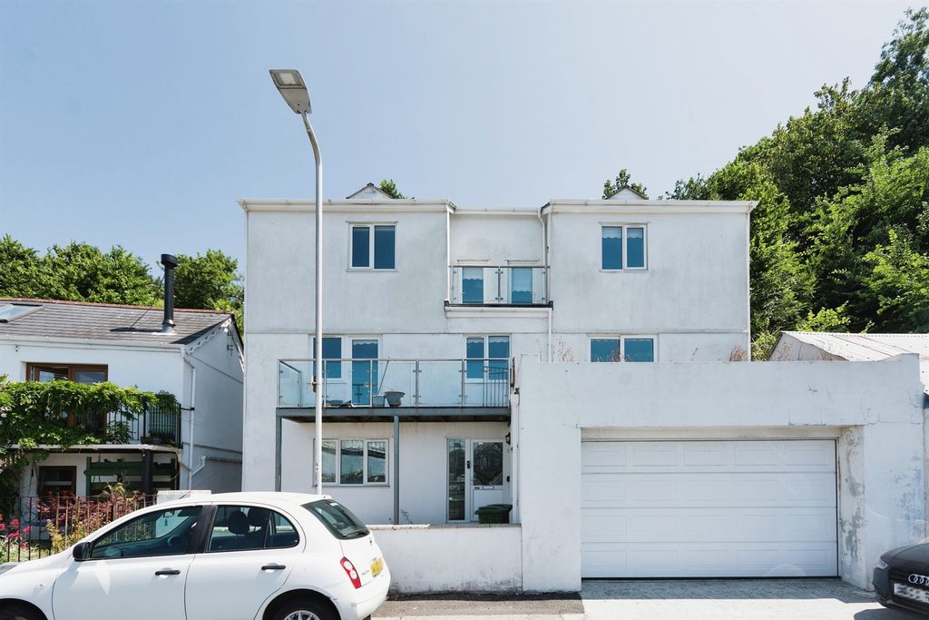 Property photo 1 of 20