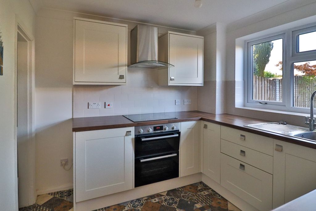 Property photo 2 of 18 Modern Shaker Kitchen