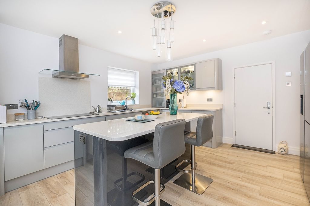 Property photo 3 of 15 3-Cotswold-Close-...