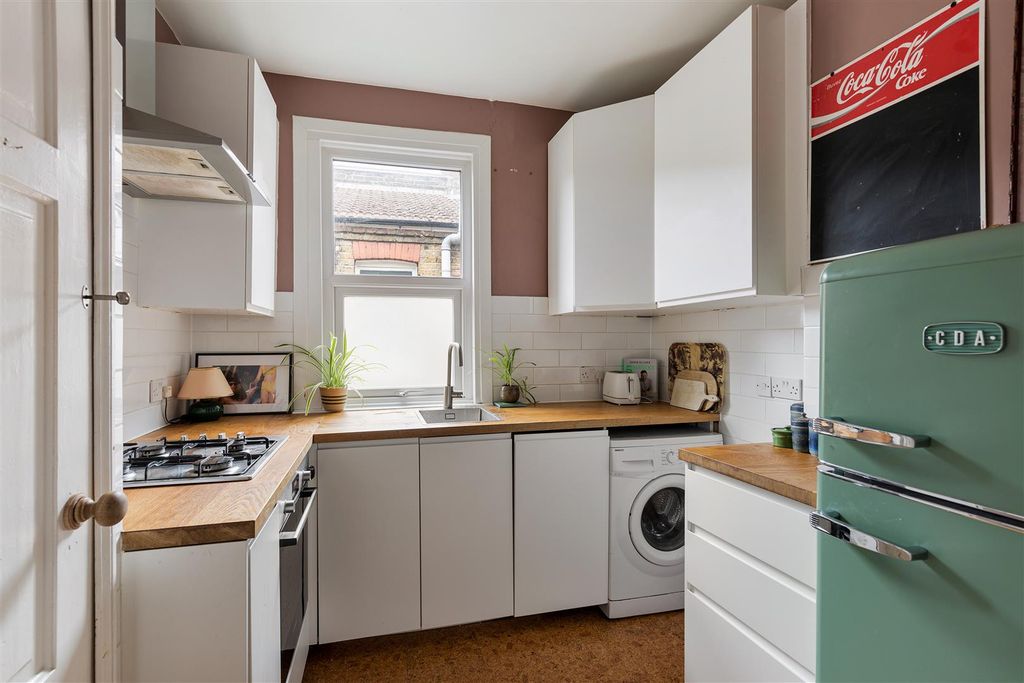 Property photo 3 of 15 Seymour Road E10