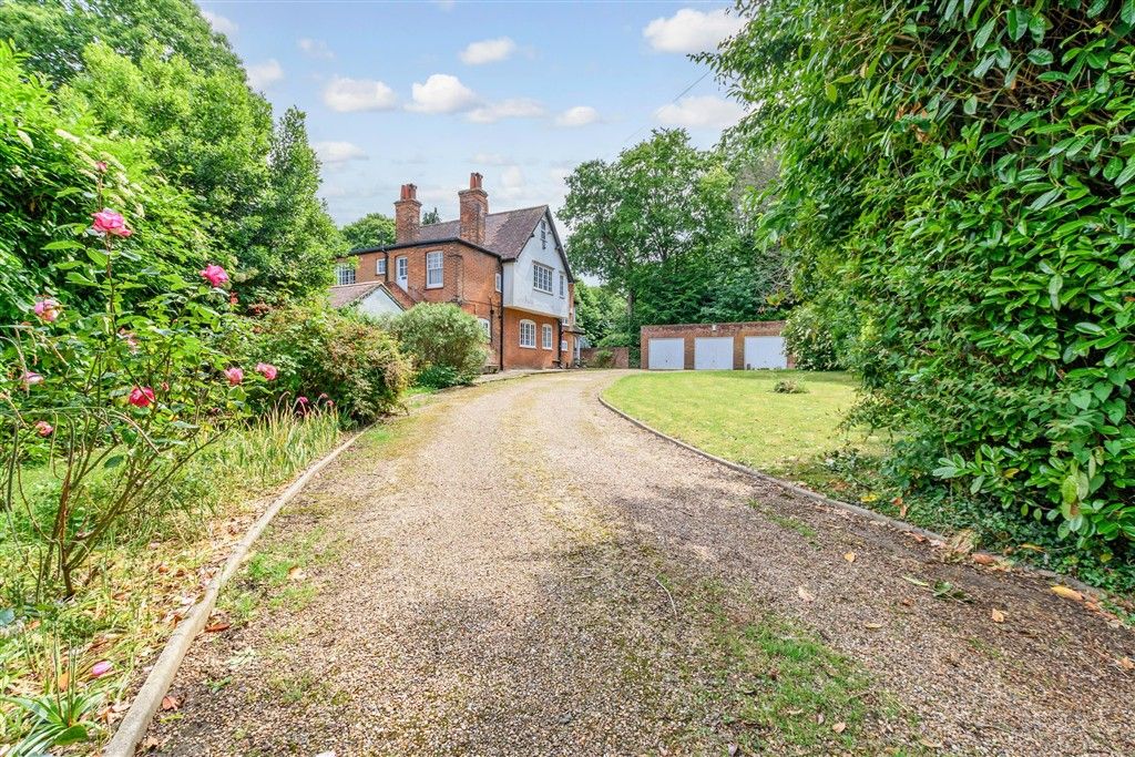 Property photo 2 of 21 Driveway/Parking