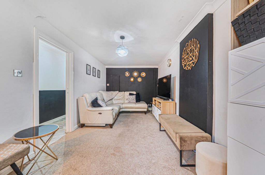 Property photo 2 of 12 1330121-14-68912c...