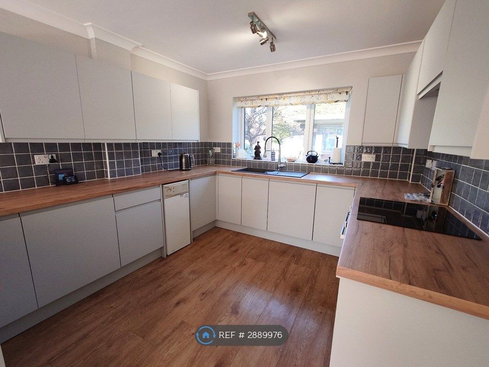 Property photo 3 of 11 Kitchen