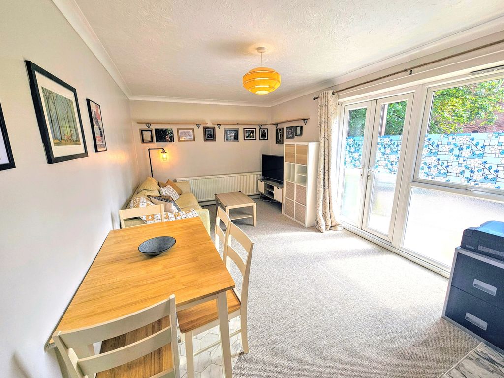 Property photo 1 of 14 2 Bedroom Flat