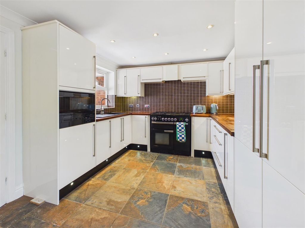 Property photo 2 of 18 Kitchen