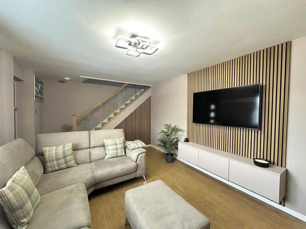 Property photo 2 of 19 Lounge
