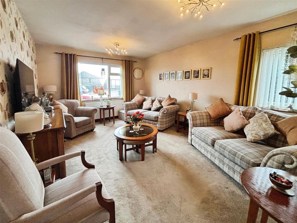 Property photo 2 of 19 Lounge