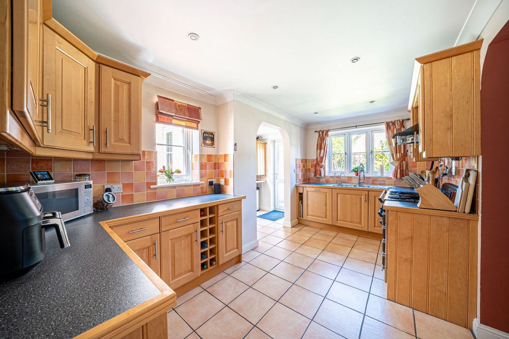 6 bed detached house for salePenton Corner, Andover SP11 photo 5