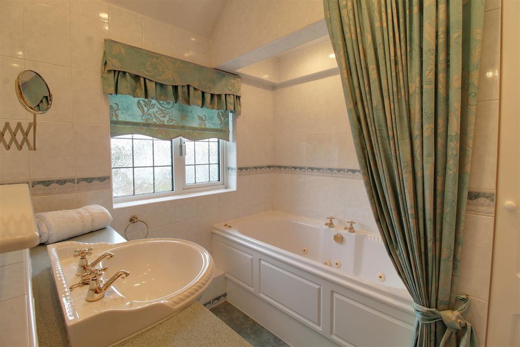 Additional image 20 of 4 bed detached house for saleBrookmans Avenue, Brookmans Park AL9