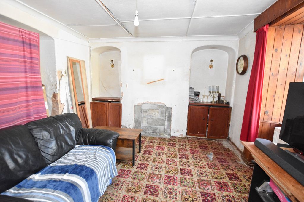 Property photo 3 of 12 Lounge