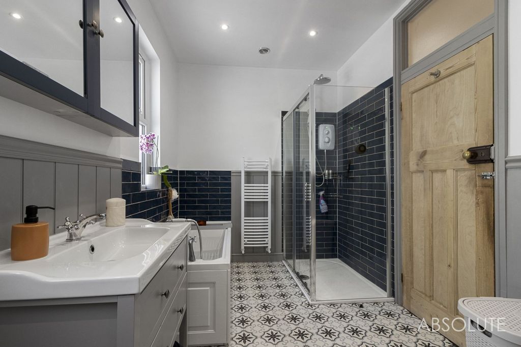 Property photo 3 of 24