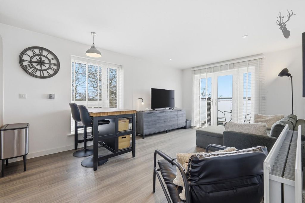 Property photo 2 of 21