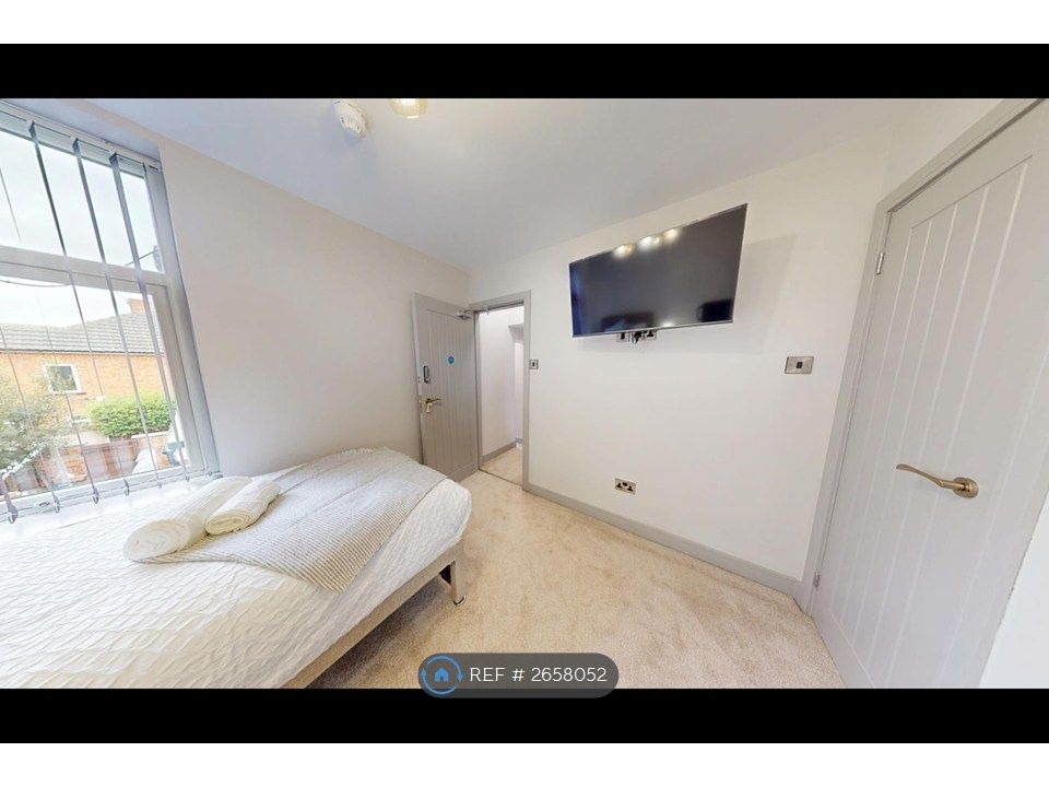 Property photo 2 of 10 Room 5 (En-Suite)