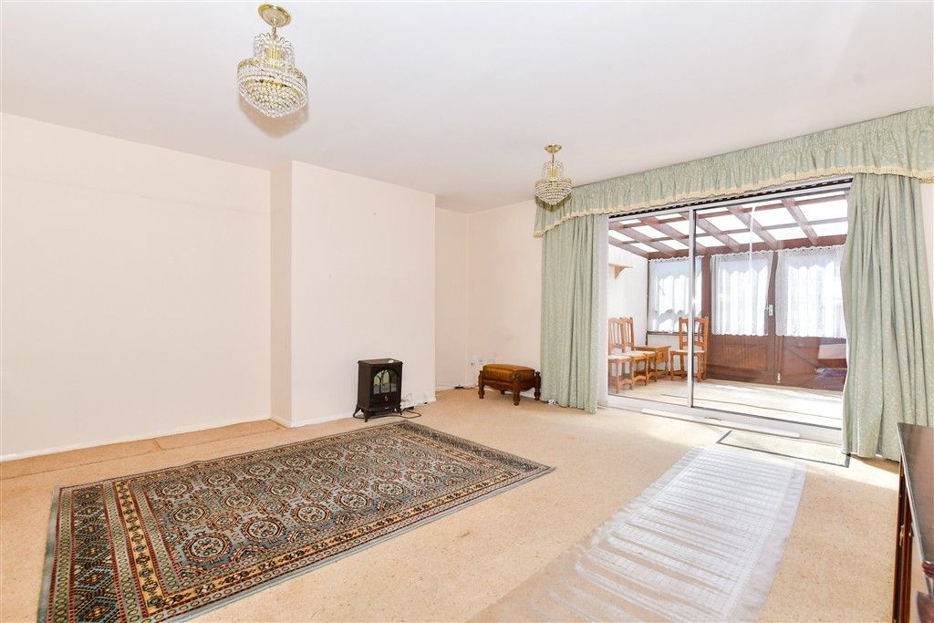 Property photo 3 of 9 Lounge