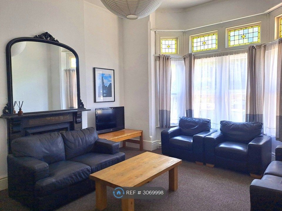 Property photo 2 of 16 Living Room