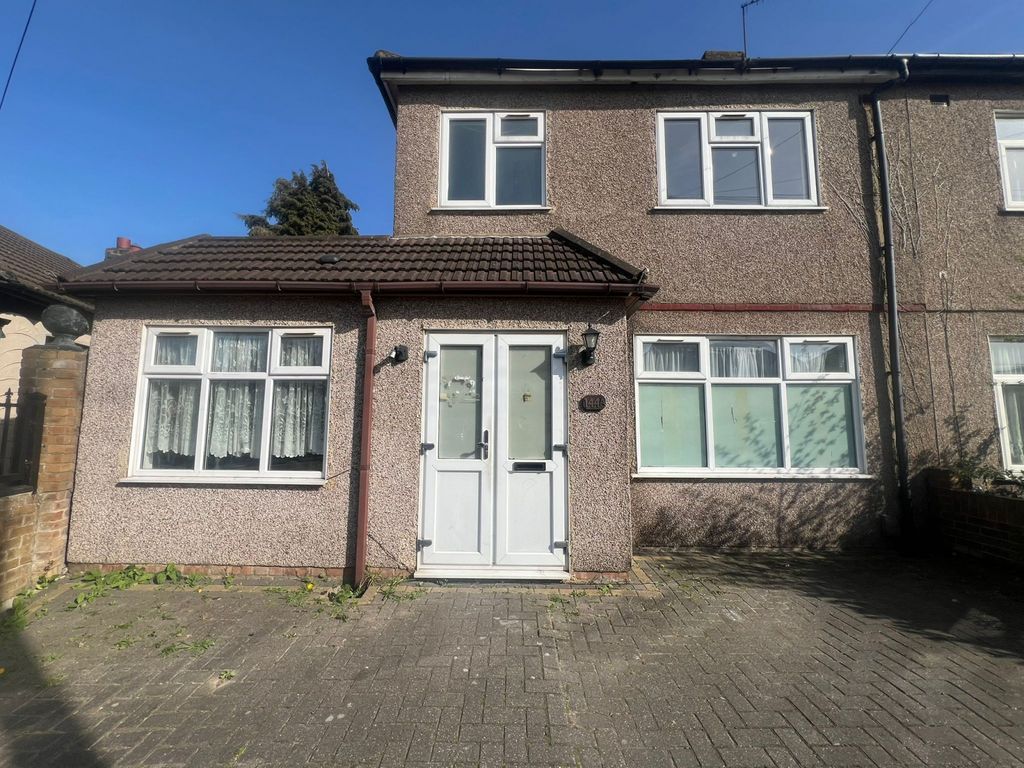 Property photo 1 of 12 Spacious 4-Bed Family Home With Large Garden And Multiple Bathrooms