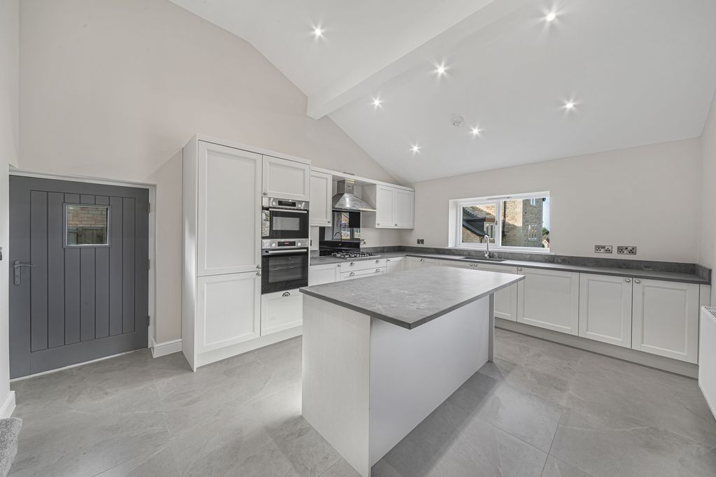 Property photo 2 of 29