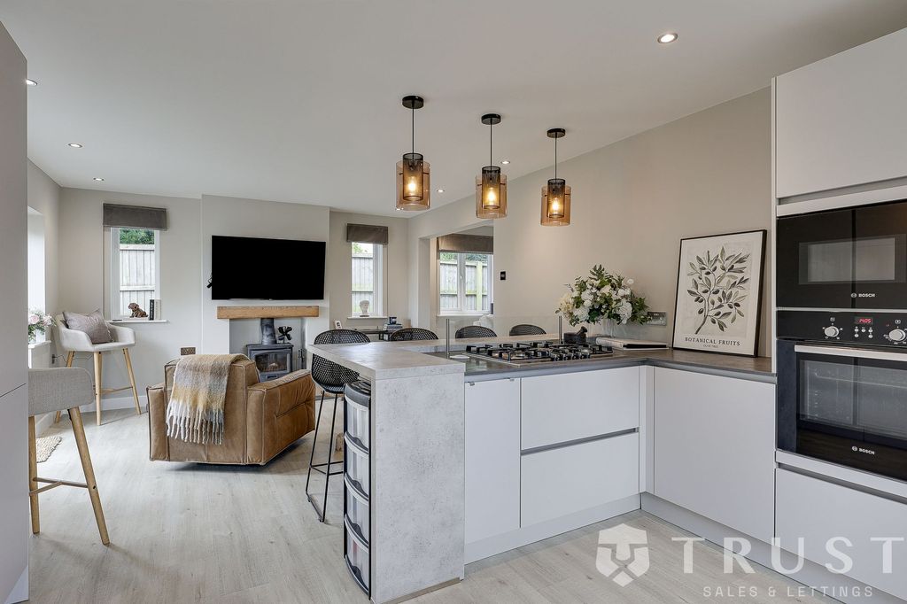 4 bed detached house for saleTithe Barn Cottage, Halifax Road, Liversedge WF15 photo 5