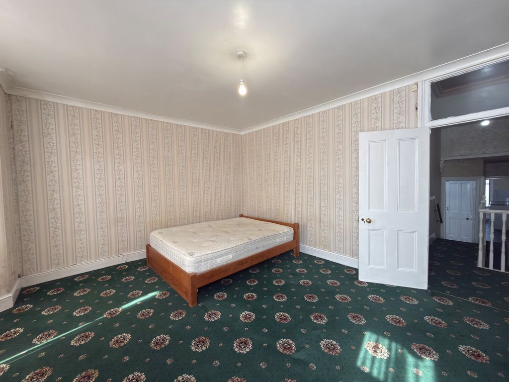 Property photo 1 of 10 Two Bedrooms First Floor Flat Close To Manor Park Station -£1750