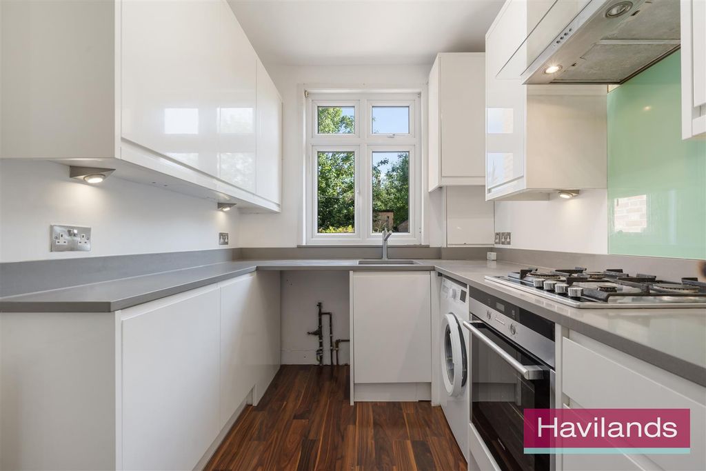 Property photo 3 of 12 Berry Close-2.Jpg