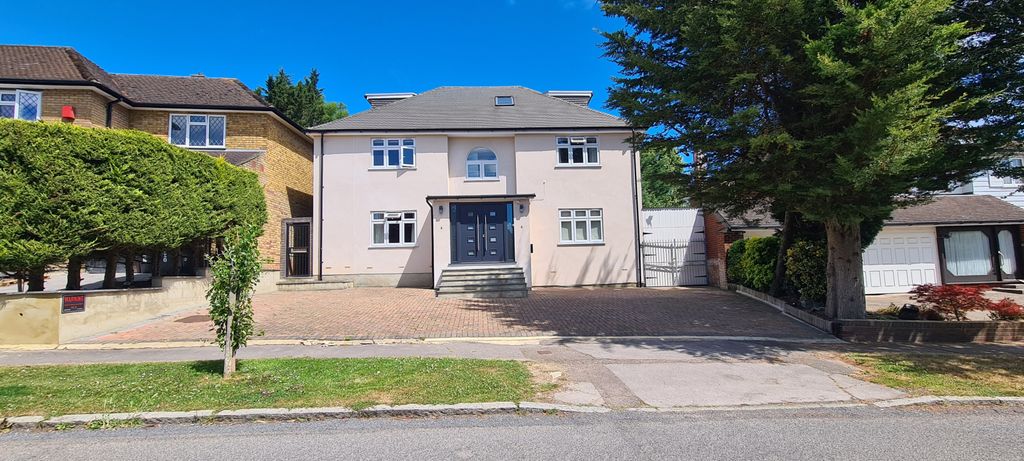 Property photo 1 of 31 6 Bed Detached House For Sale Claremont Road, Barnet En4