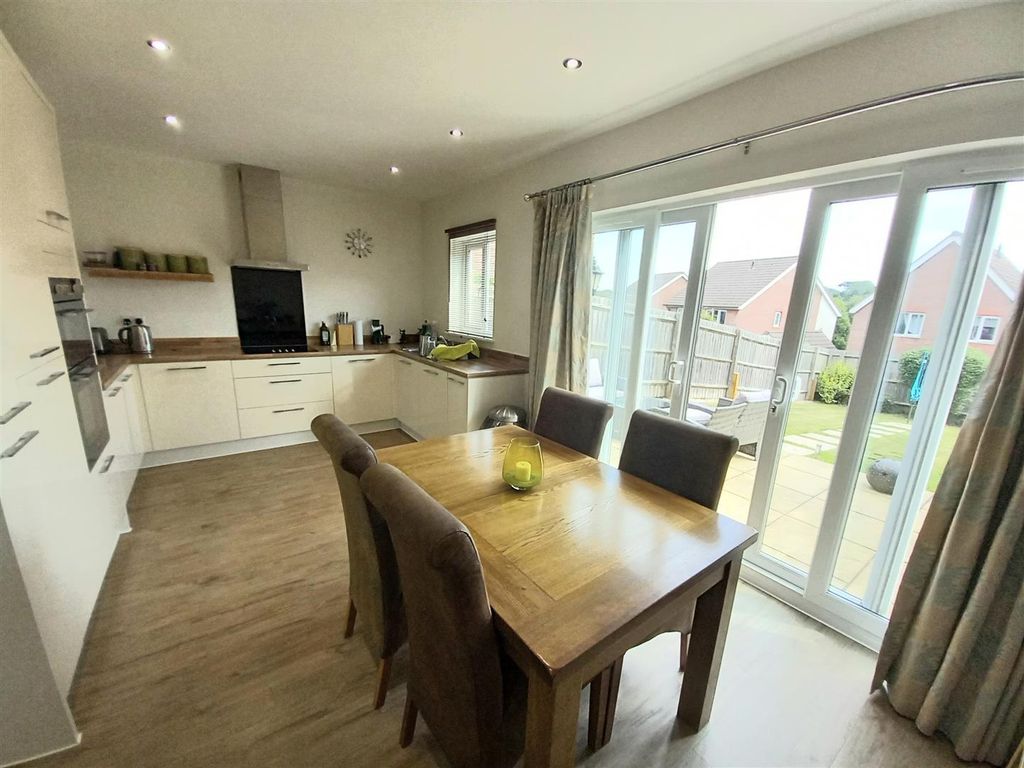 Property photo 3 of 12 17 Hughes Gdns Kitchen.Jpg