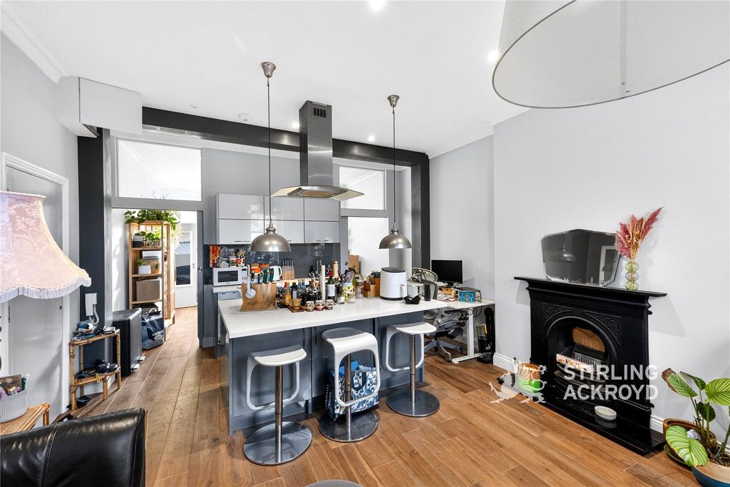 Property photo 3 of 20 Kitchen