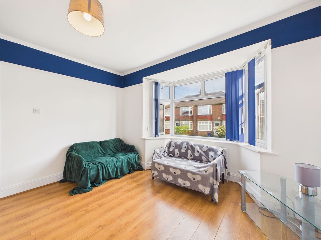 Property photo 3 of 8 Lounge 2