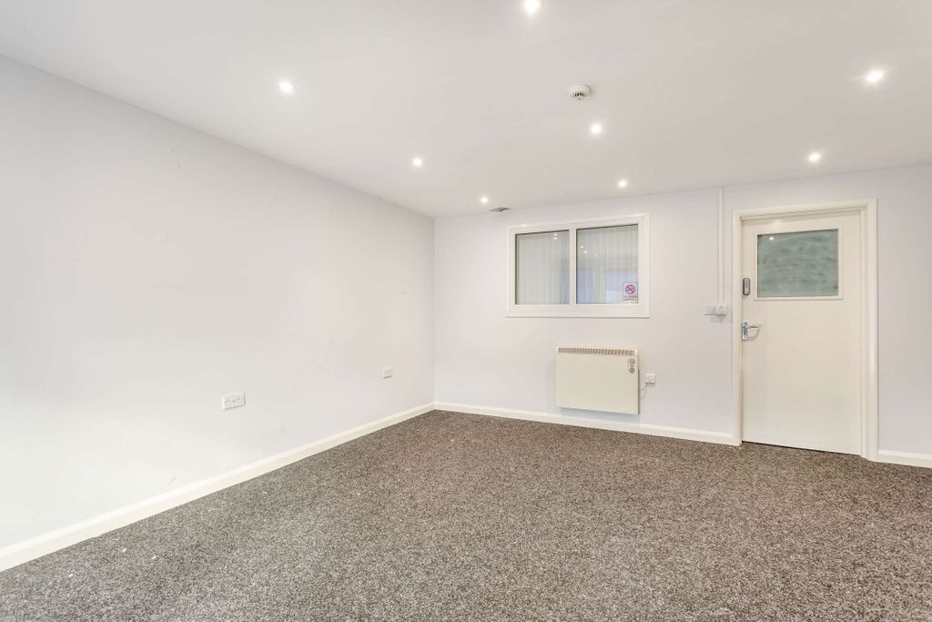 Property photo 3 of 5 8521621-Interior01-800