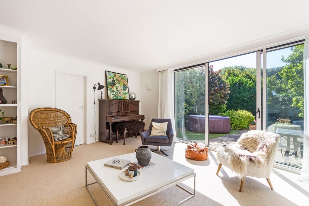 Property photo 2 of 18 Little Timbers 32...