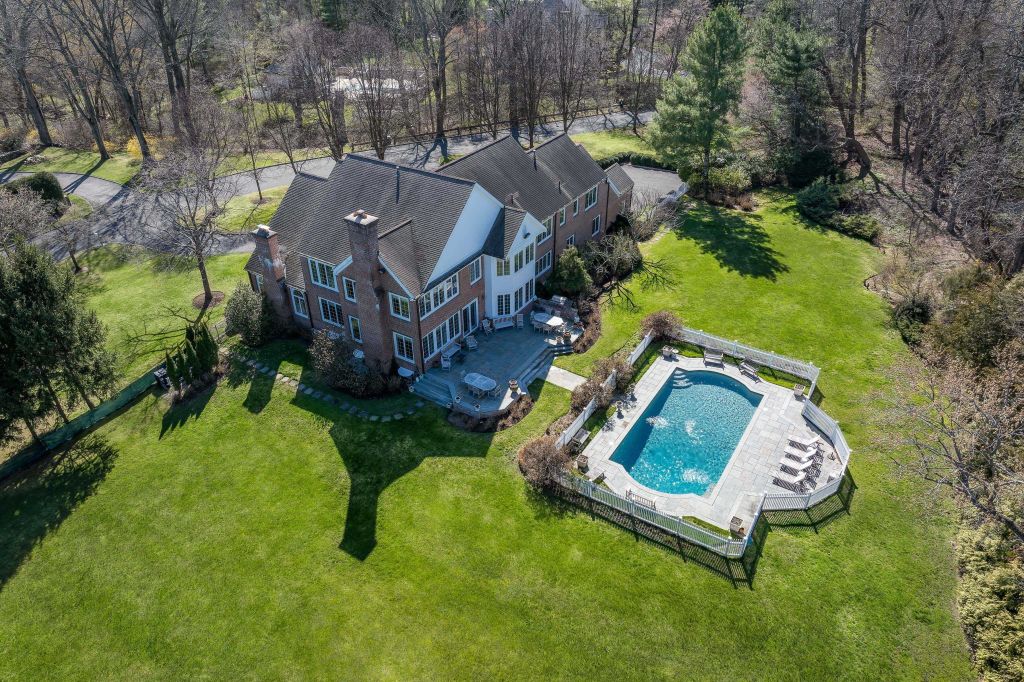 Property photo 1 of 28