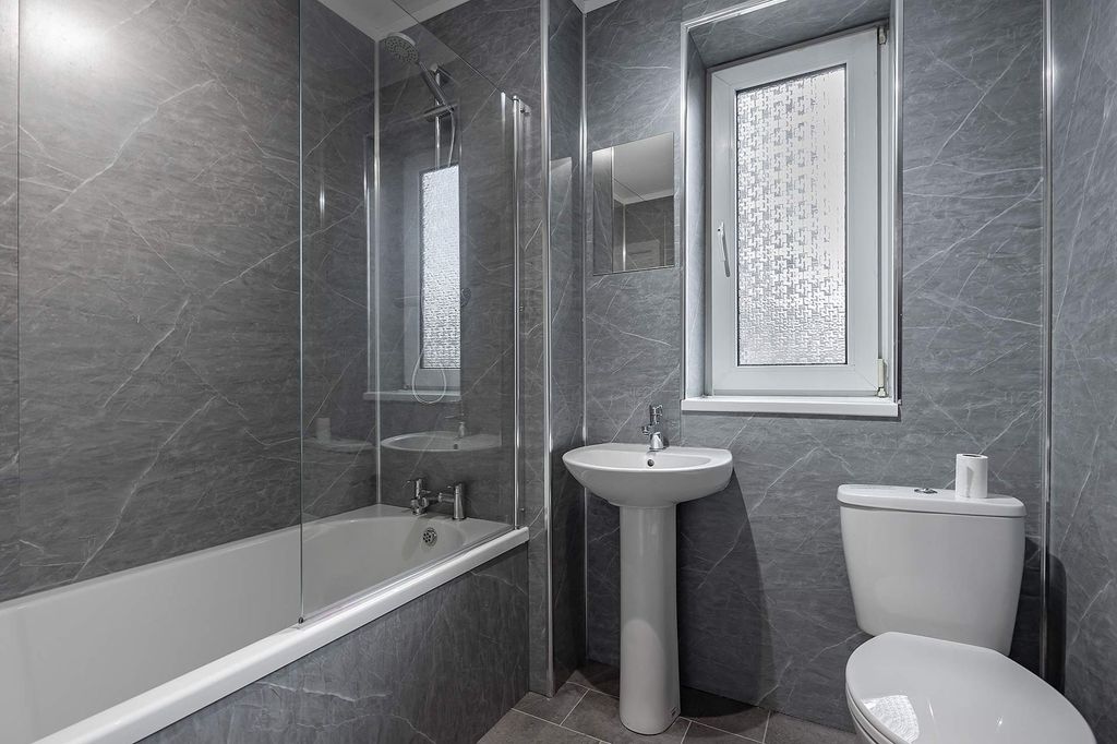 Property photo 2 of 8 Bathroom