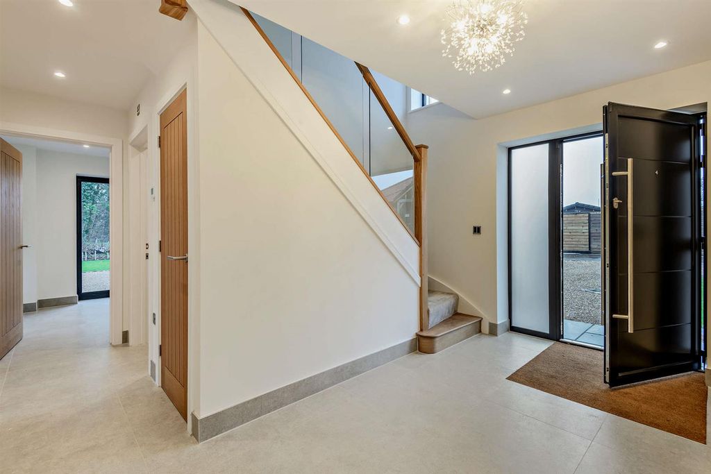 Property photo 3 of 27 Entrance Hall