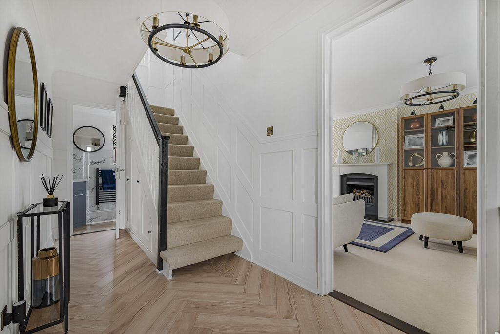 Property photo 2 of 40 Hallway
