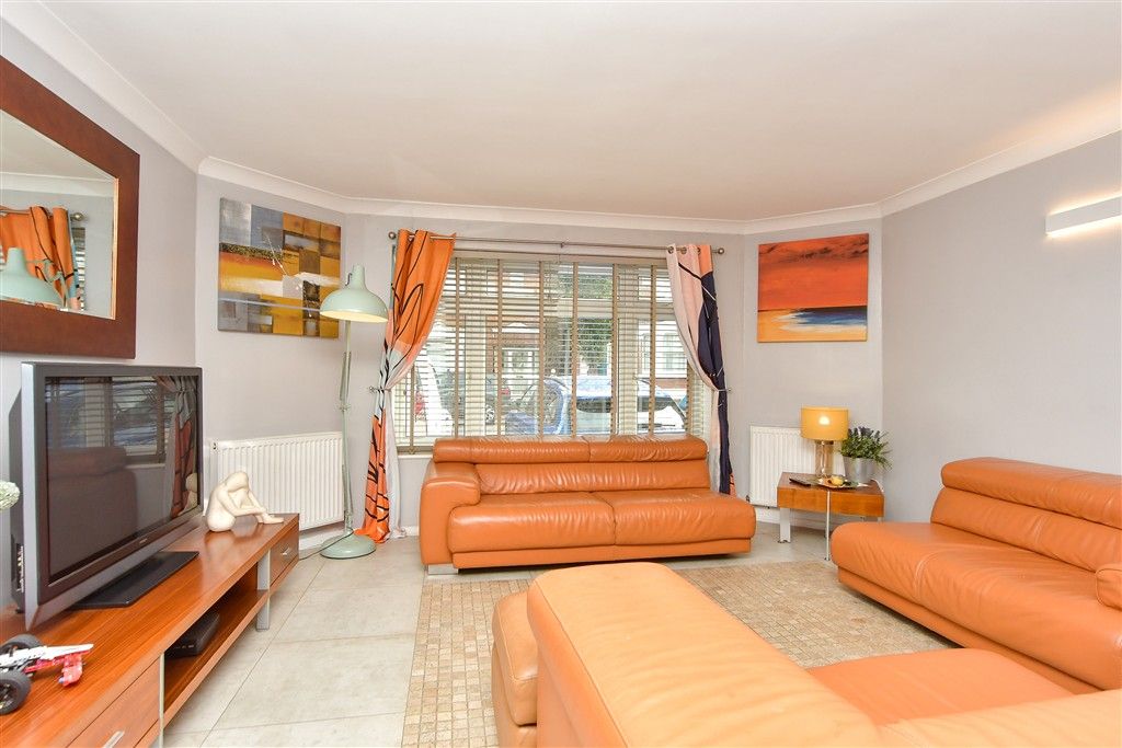 Property photo 1 of 19 Lounge