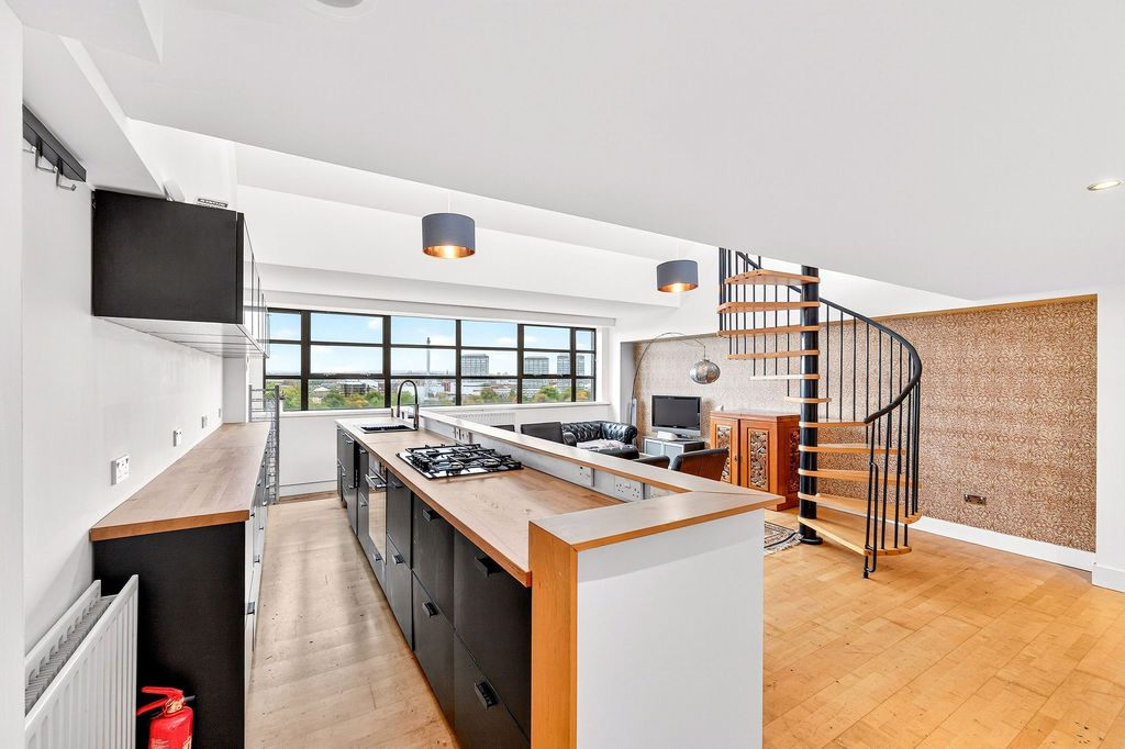 Property photo 3 of 39