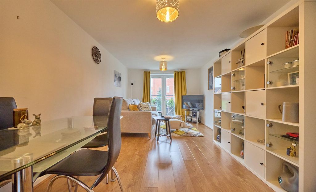 Property photo 2 of 8 Lounge/Dining Area