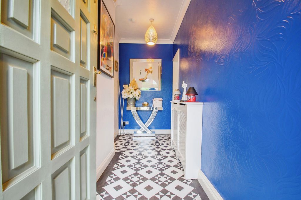 Property photo 3 of 30 Entrance Hall