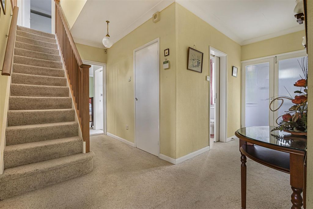 Property photo 3 of 20 Entrance Hall
